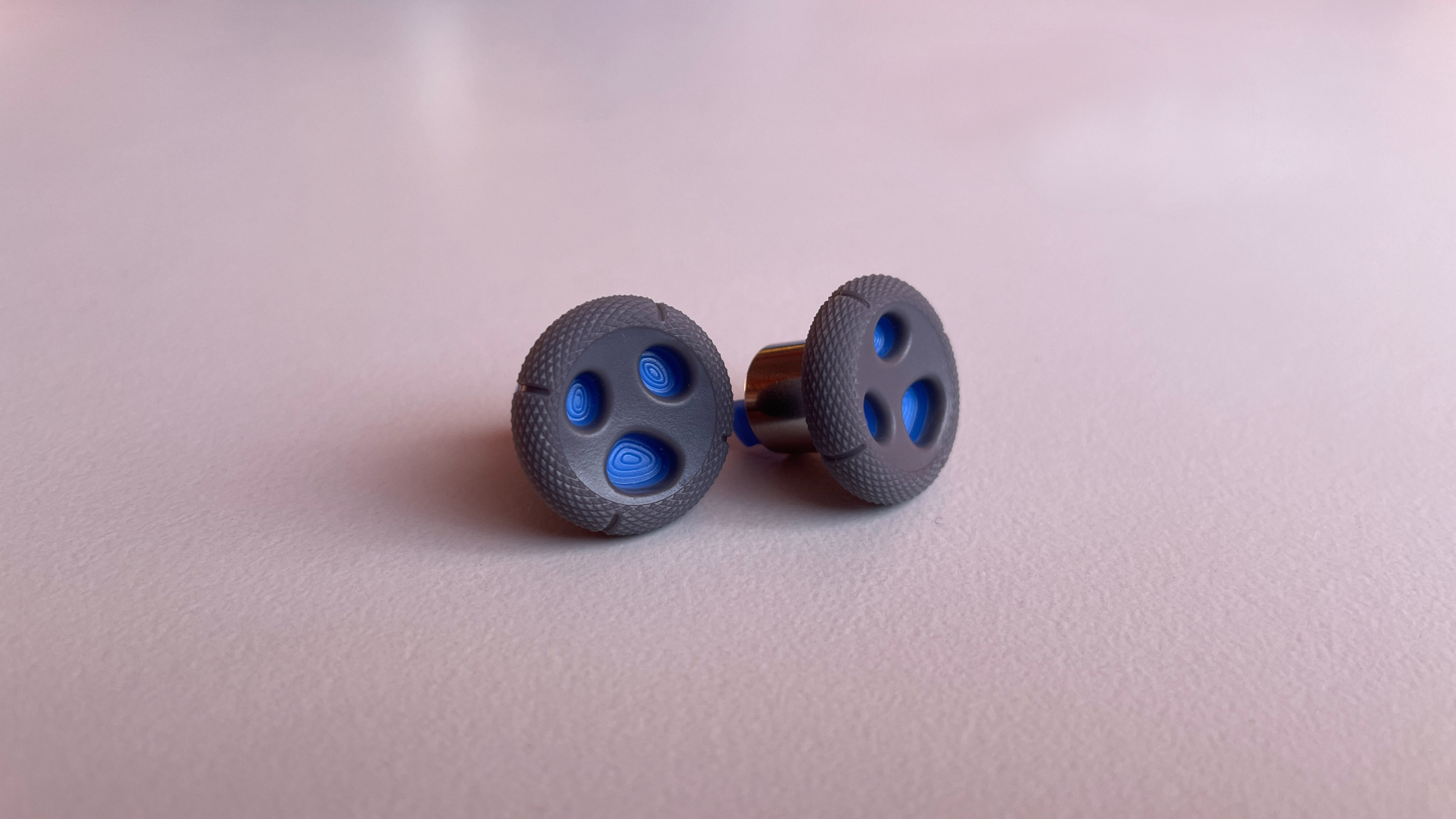EasySMX Dune 8K Review – A Close Encounter with a One-of-a-Kind Controller 19 Close-up of the thumbsticks on the EasySMX Dune 8K controller.