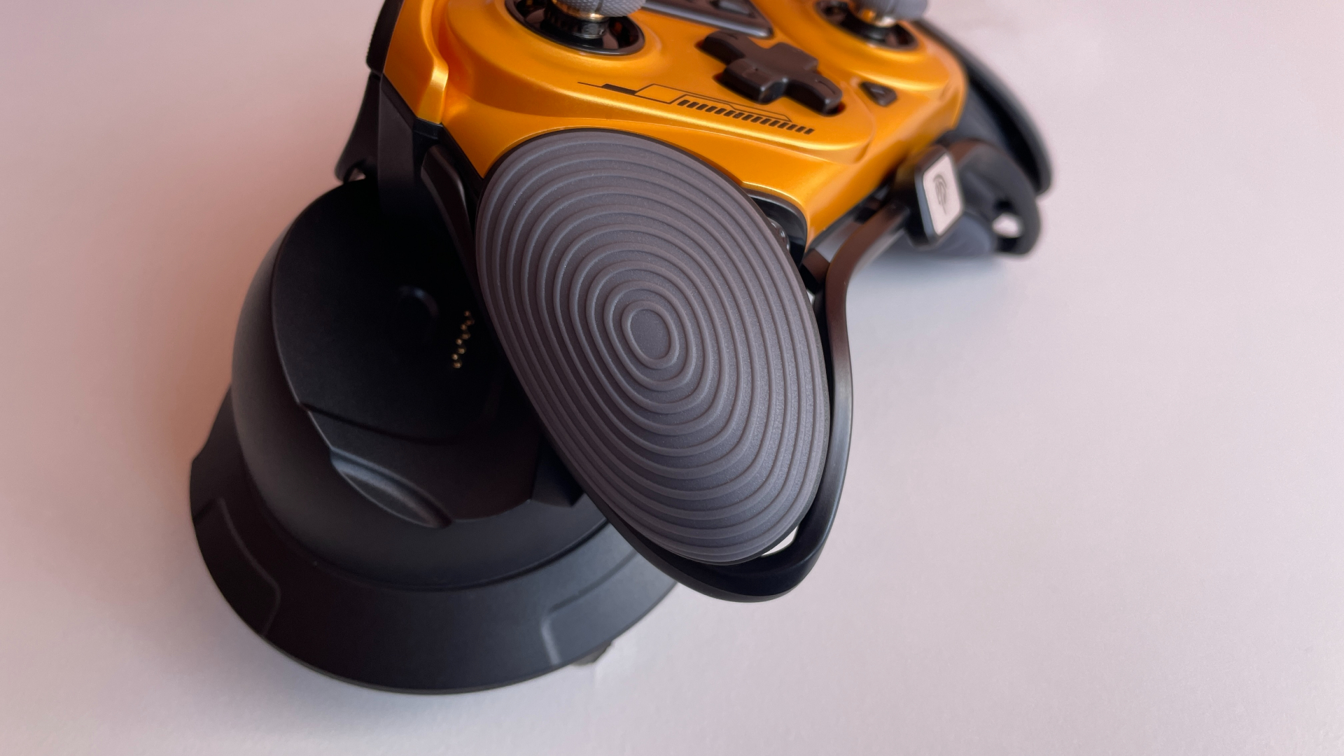 EasySMX Dune 8K Review – A Close Encounter with a One-of-a-Kind Controller 15 Concentric circles on the textured front grip of the EasySMX Dune 8K controller.