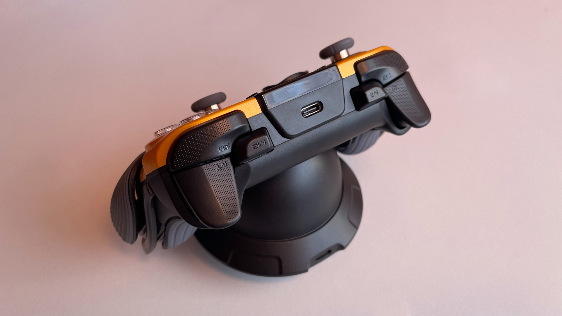 EasySMX Dune 8K Review – A Close Encounter with a One-of-a-Kind Controller 23 Top edge of the EasySMX Dune 8K controller, showing the triggers, LB and RB buttons, and extra shoulder buttons.