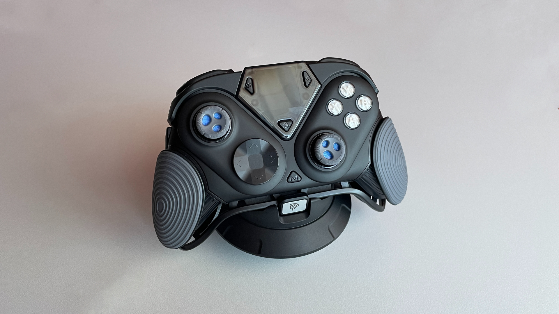 EasySMX Dune 8K Review – A Close Encounter with a One-of-a-Kind Controller 14 EasySMX Dune 8K controller fitted with the matte black faceplate with a soft-touch finish.