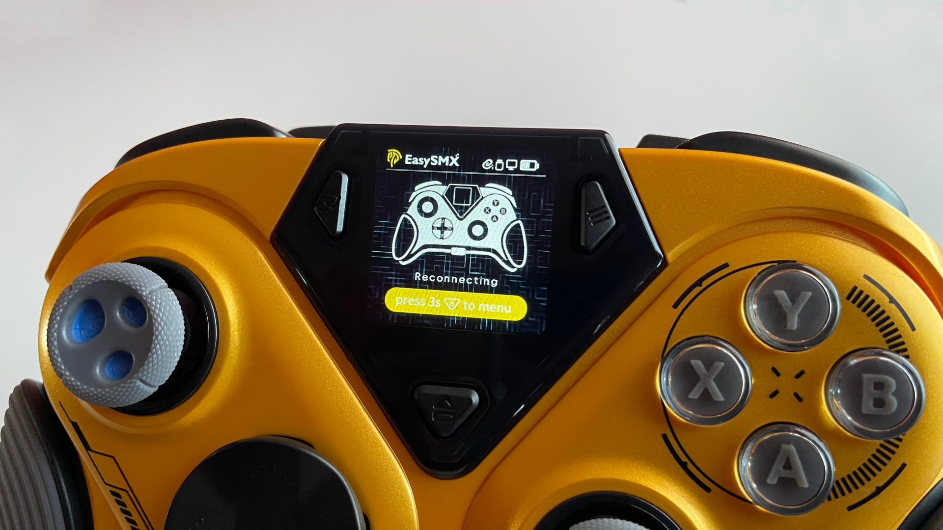 EasySMX Dune 8K Review – A Close Encounter with a One-of-a-Kind Controller 28 Close-up of the EasySMX Dune 8K’s built-in display showing the connection status, protocol, and battery level.
