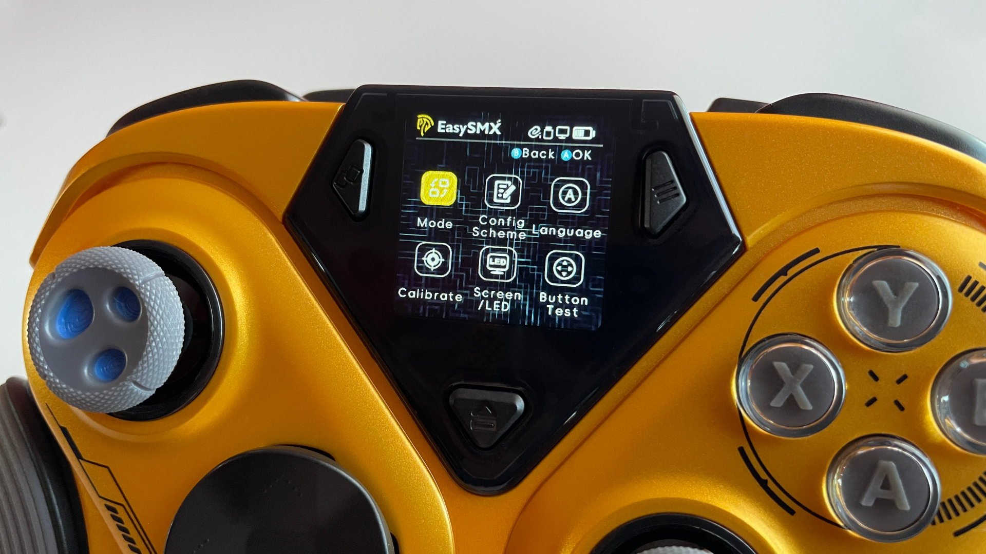 EasySMX Dune 8K Review – A Close Encounter with a One-of-a-Kind Controller 29 The EasySMX Dune 8K’s built-in display showing the controller’s settings menu.