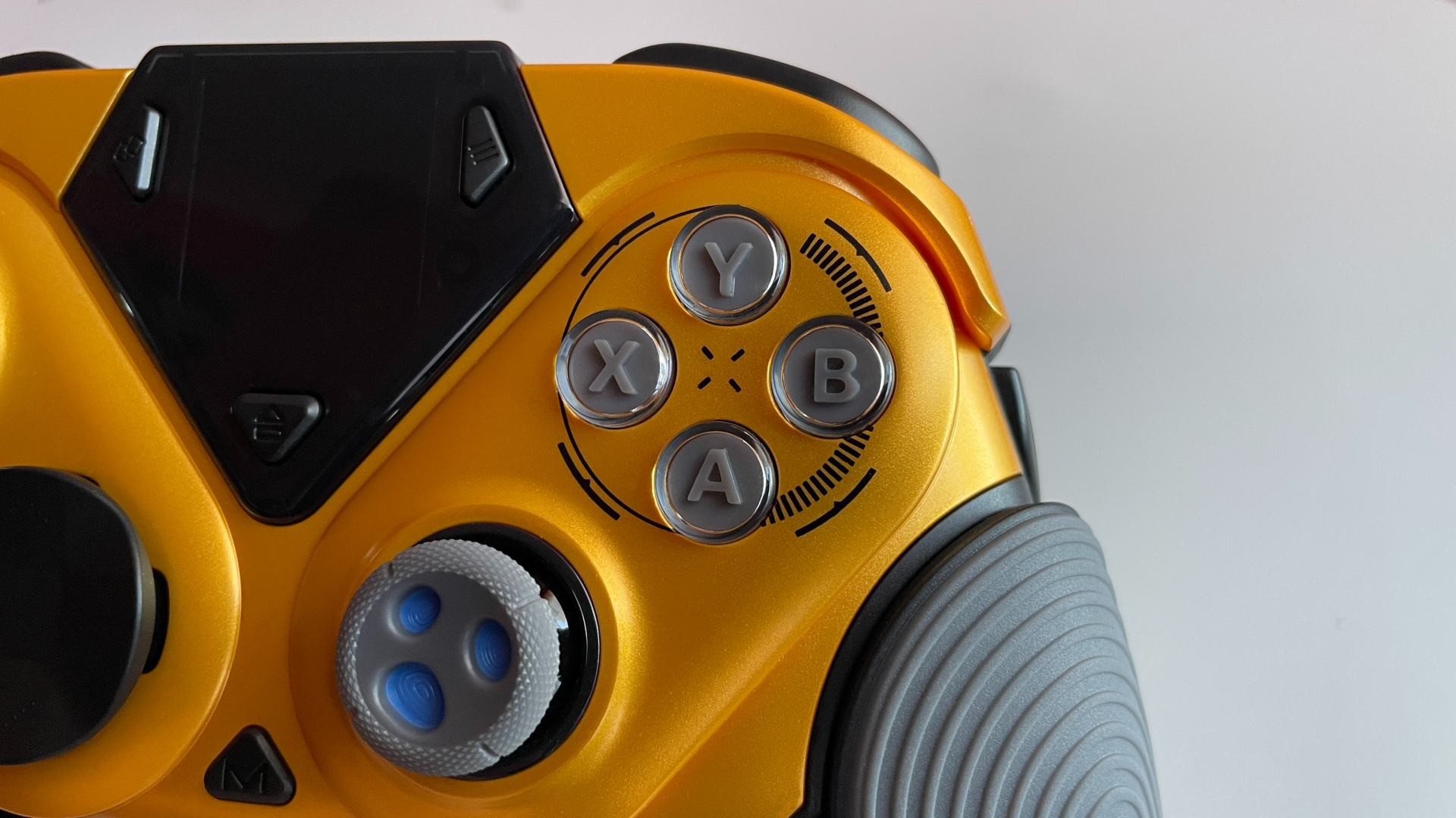 EasySMX Dune 8K Review – A Close Encounter with a One-of-a-Kind Controller 22 EasySMX Dune 8K controller with the ABXY buttons in focus.