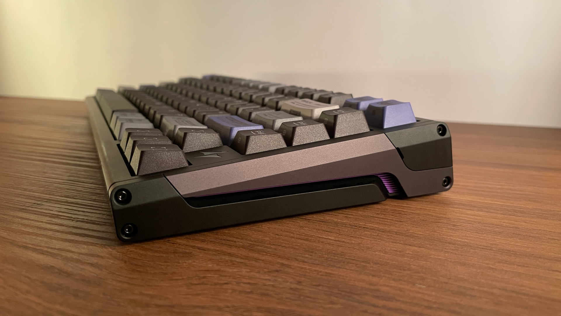 ATK RS7 V2 Ultra Review – A 75% Hall Effect Keyboard With A Twist 9 Side view of the ATK RS7 V2 Ultra, showing the layered aluminum panel and exposed screws.