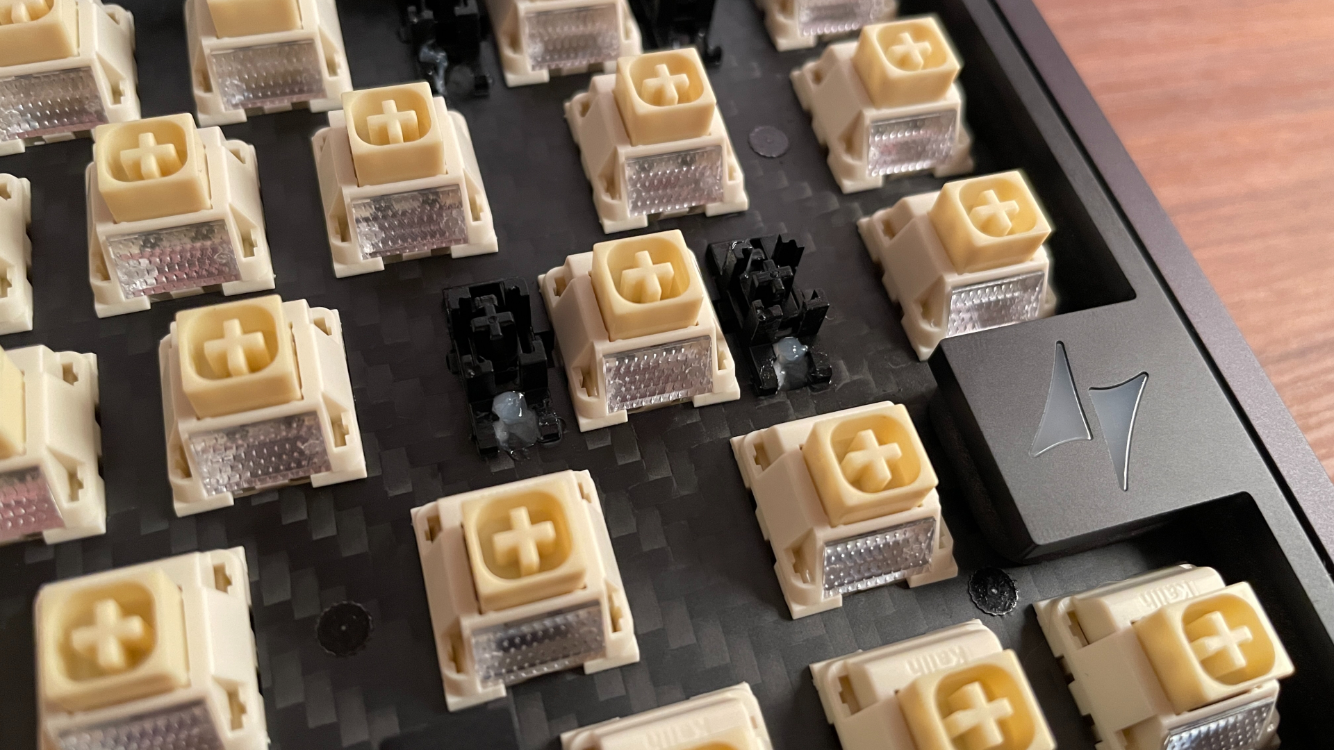ATK RS7 V2 Ultra Review – A 75% Hall Effect Keyboard With A Twist 32 Close-up of the factory lubrication applied to the keyboard’s stabilizers.